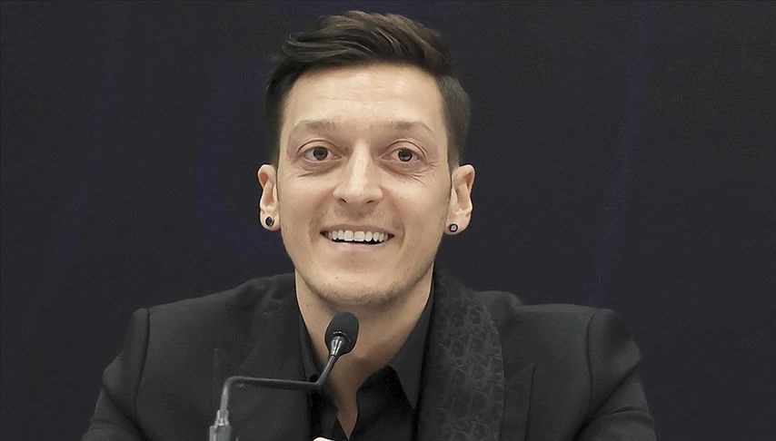 Türk asıllı eski futbolcu Mesut Özil, Leroy Sane transferinde oyuncuyu