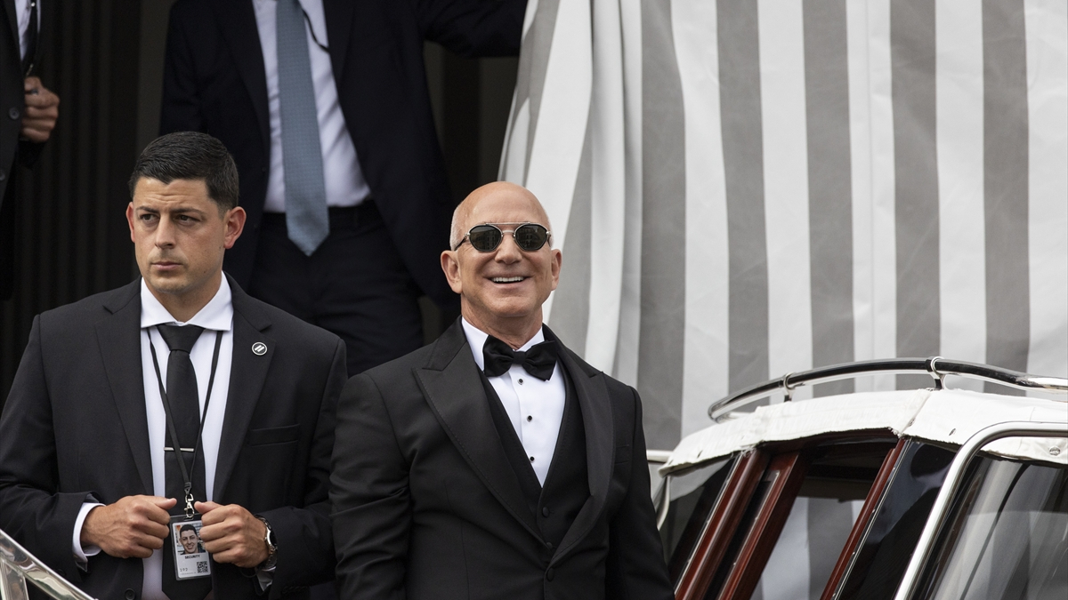 Amazon’un kurucusu Jeff Bezos ile gazeteci Lauren Sanchez, İtalya’nın romantik
