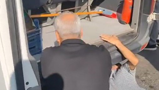 Mersin’de bir minibüsün altında mahsur kalan yavru kedi, sürücünün uzun