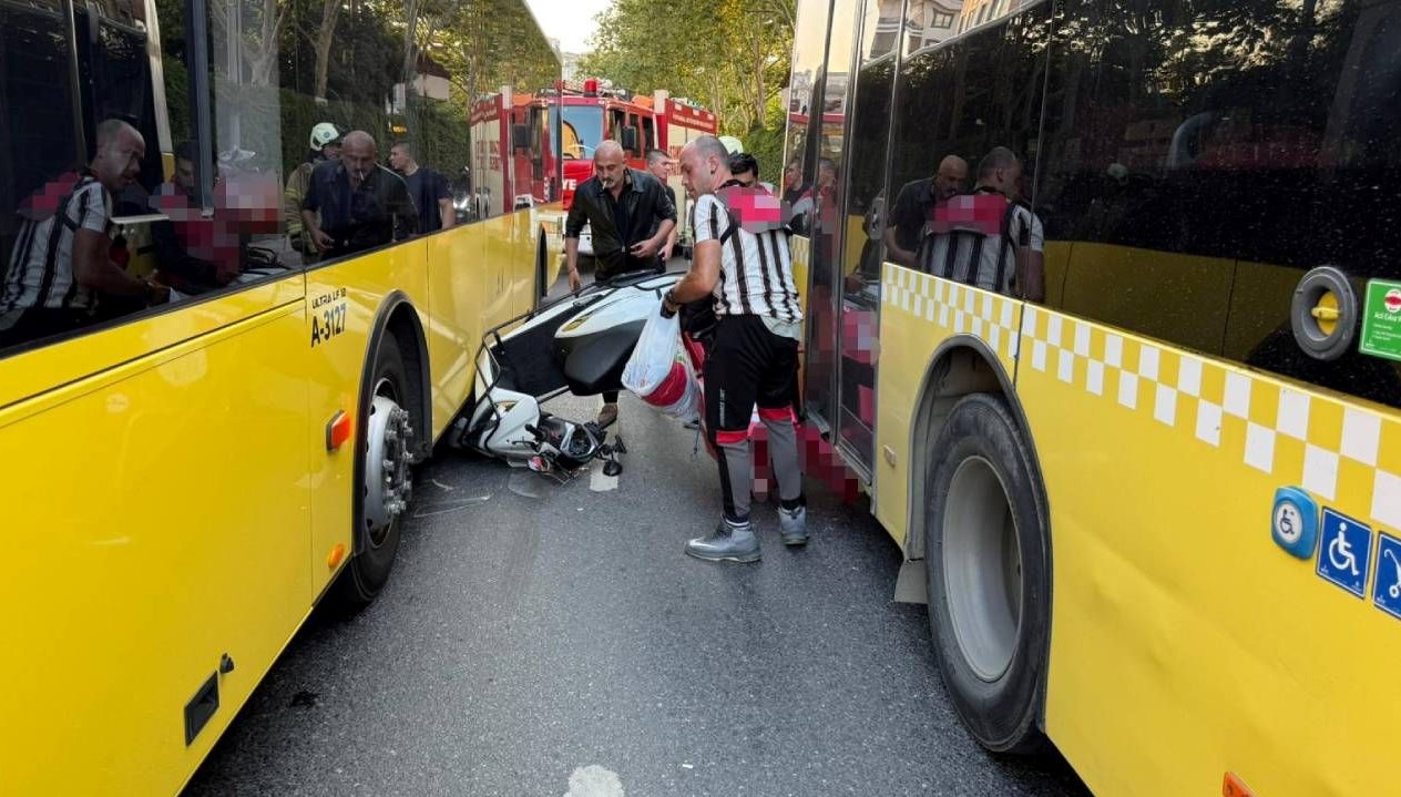 Eyüpsultan’da iki İETT otobüsünün sıkıştırdığı motosiklet şoförü yaralanırken, motosiklet ise