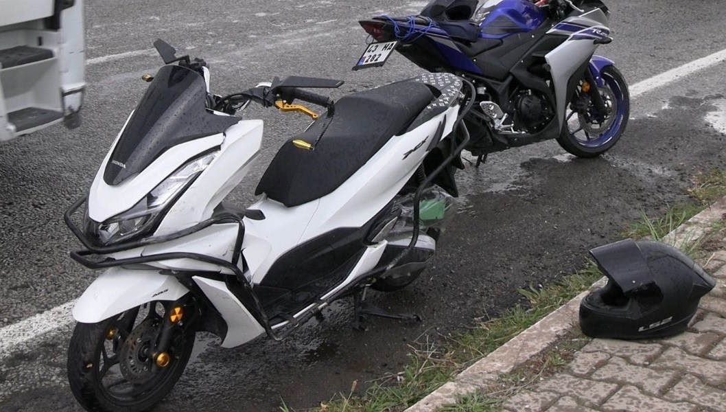 Kütahya'nın Tavşanlı ilçesinde araba ile motosikletin çarpışması sonucu meydana gelen