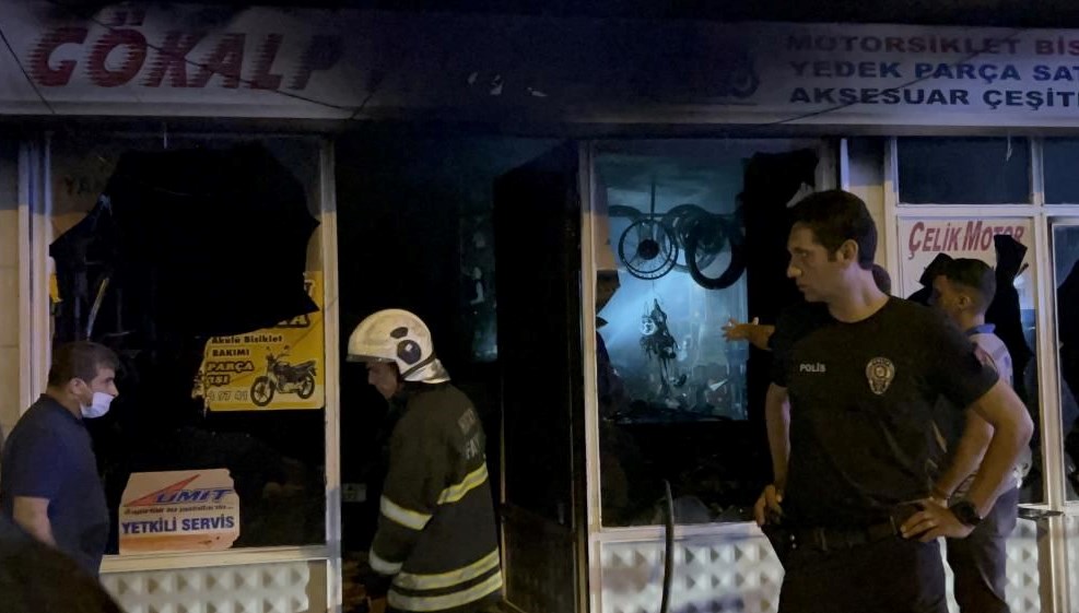 İskenderun'de bir motosiklet tamir atölyesinde yangın çıktı. Alevler, itfaiye grupları