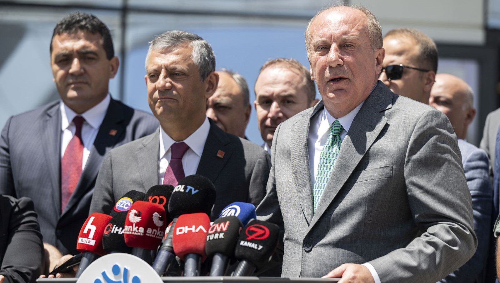 Memleket Partisi Genel Lideri Muharrem İnce, CHP'ye katılıyor. İnce'ye rozetini