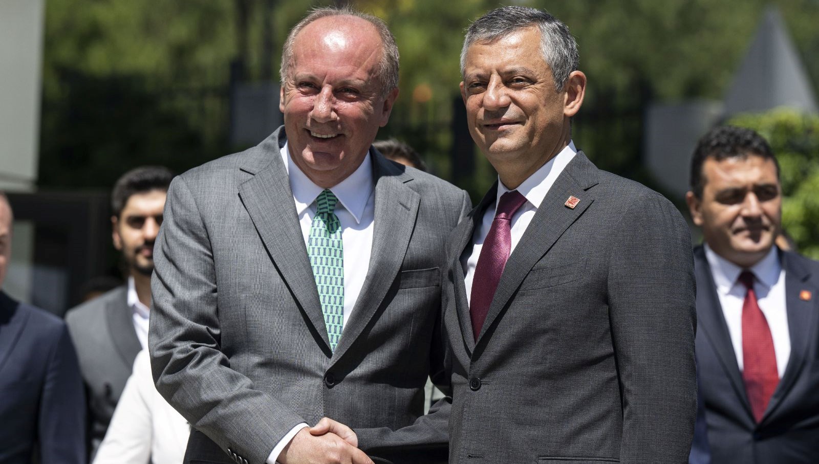 Memleket Partisi Genel Lideri Muharrem İnce, CHP'ye dönüyor. İnce'ye rozetini