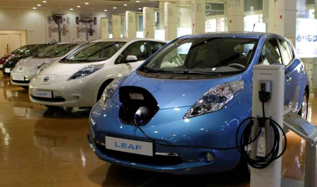 Nissan, bir vakitlerin öncü elektrikli modeli Leaf'in büsbütün yenilenen üçüncü