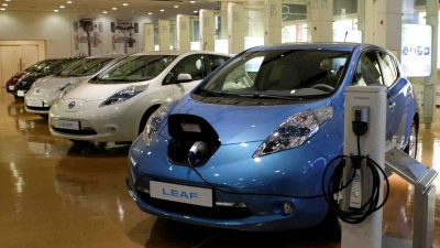 Nissan, bir vakitlerin öncü elektrikli modeli Leaf'in büsbütün yenilenen üçüncü