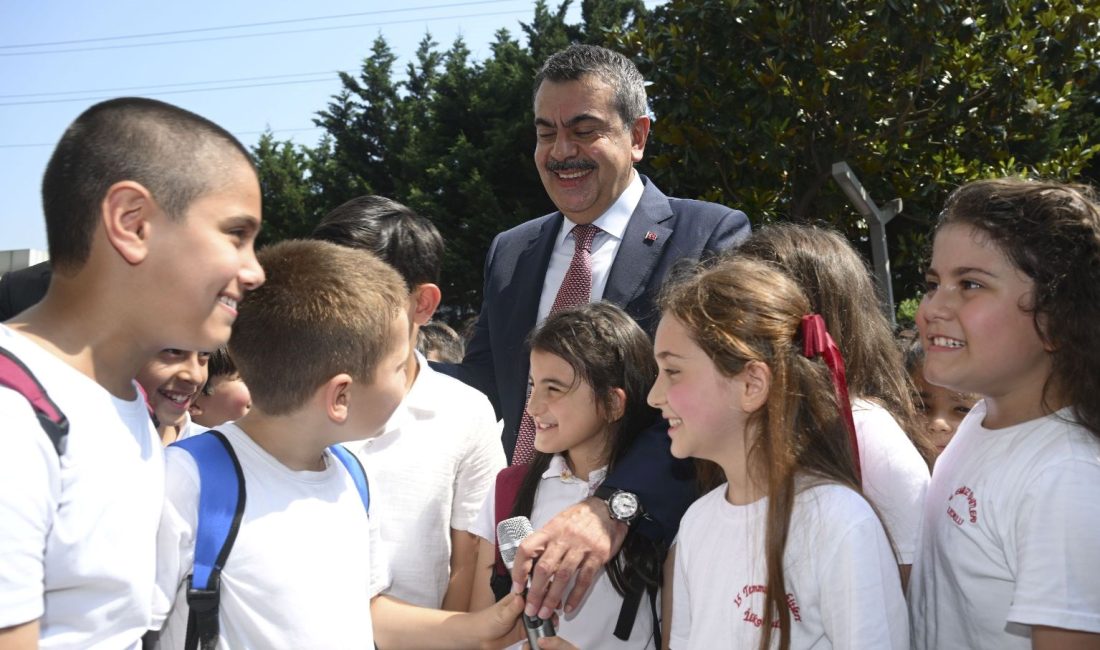 Okullarda hür kıyafet uygulaması yeni eğitim-öğretim devrinde sona erecek. 2025-2026