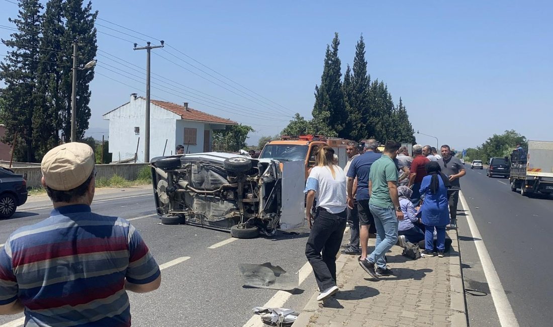 Aydın'ın Efeler ilçesinde kırmızı ışıkta bekleyen arabaya öteki bir araç