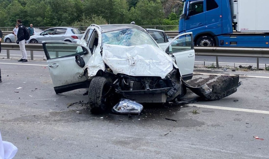 Sakarya'nın Geyve ilçesinde araba evvel yol kenarındaki beton kanala, sonra