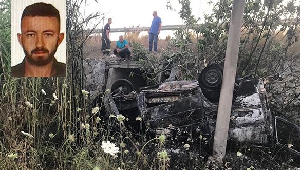 Antalya'nın Manavgat ilçesinde elektrik direğine çarpan hafif ticari aracın şoförü