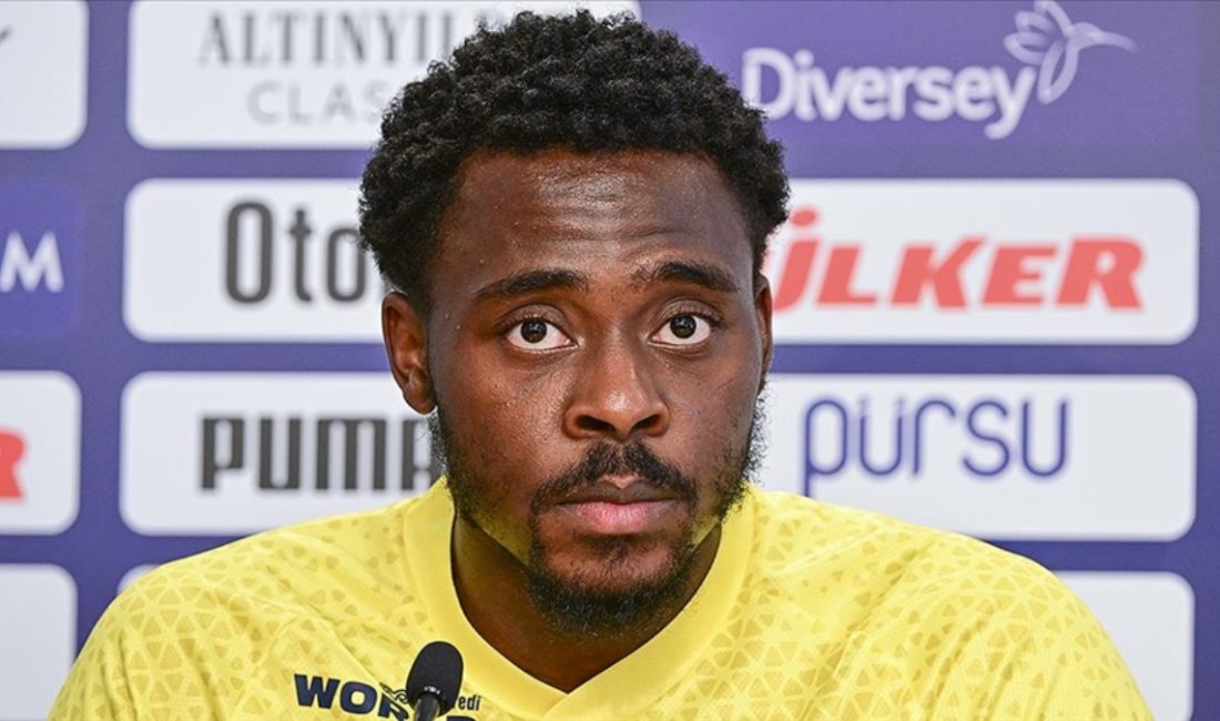 Fenerbahçeli futbolcu Bright Osayi Samuel, Üsküdar’daki konutunda konuk ettiği bir