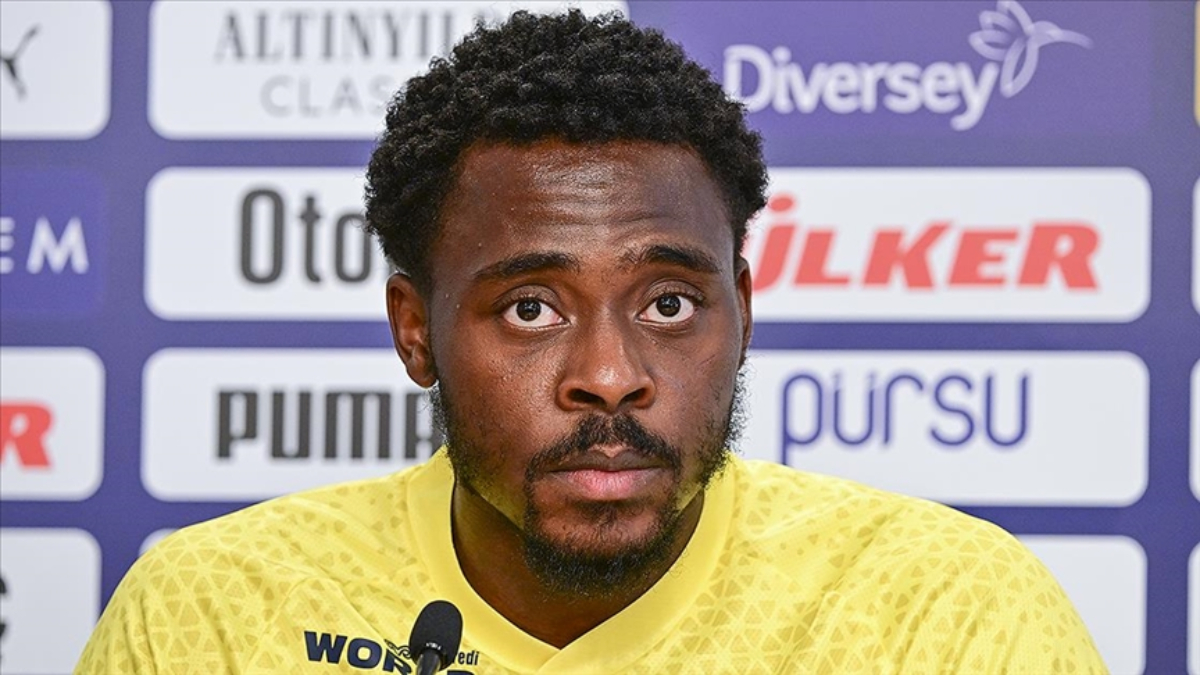 Fenerbahçeli futbolcu Bright Osayi Samuel, Üsküdar’daki konutunda konuk ettiği bir