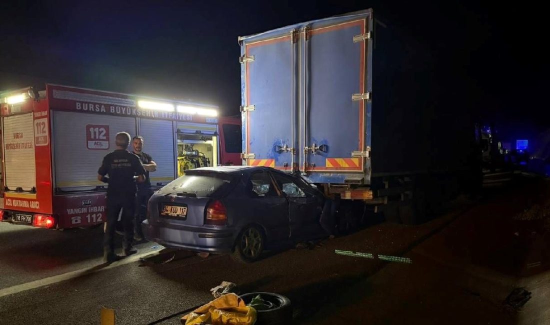 Gemlik'te otoyolda seyir halindeki kamyona geriden çarpıp altına giren aracın