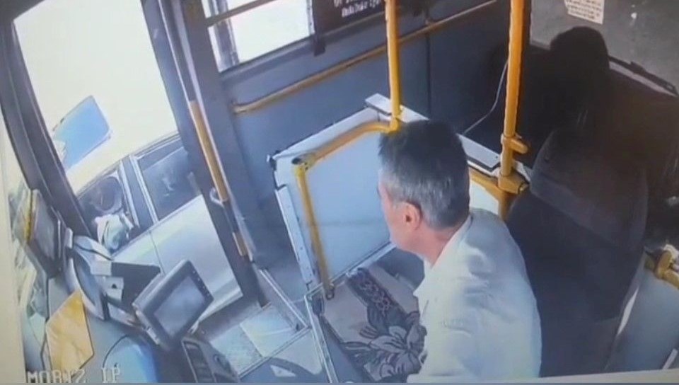 Gaziantep'te halk otobüsü sürücüsü, trafikte tartıştığı şahsın silahlı saldırısına uğradı.