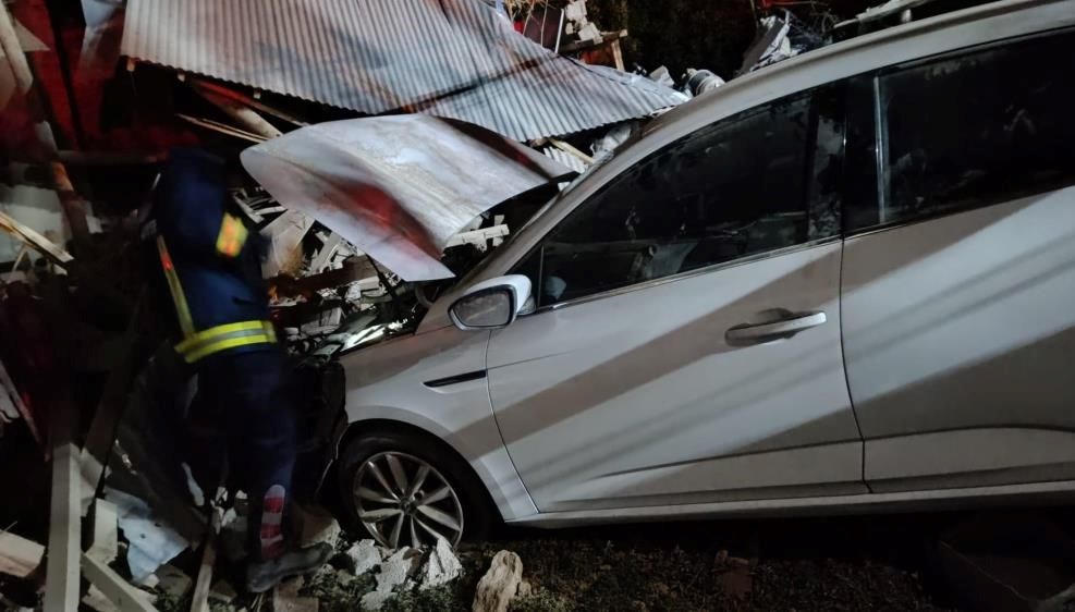 Van'da şoförünün denetimini yitirdiği araba duvara çarptı. Kazada bir kişi