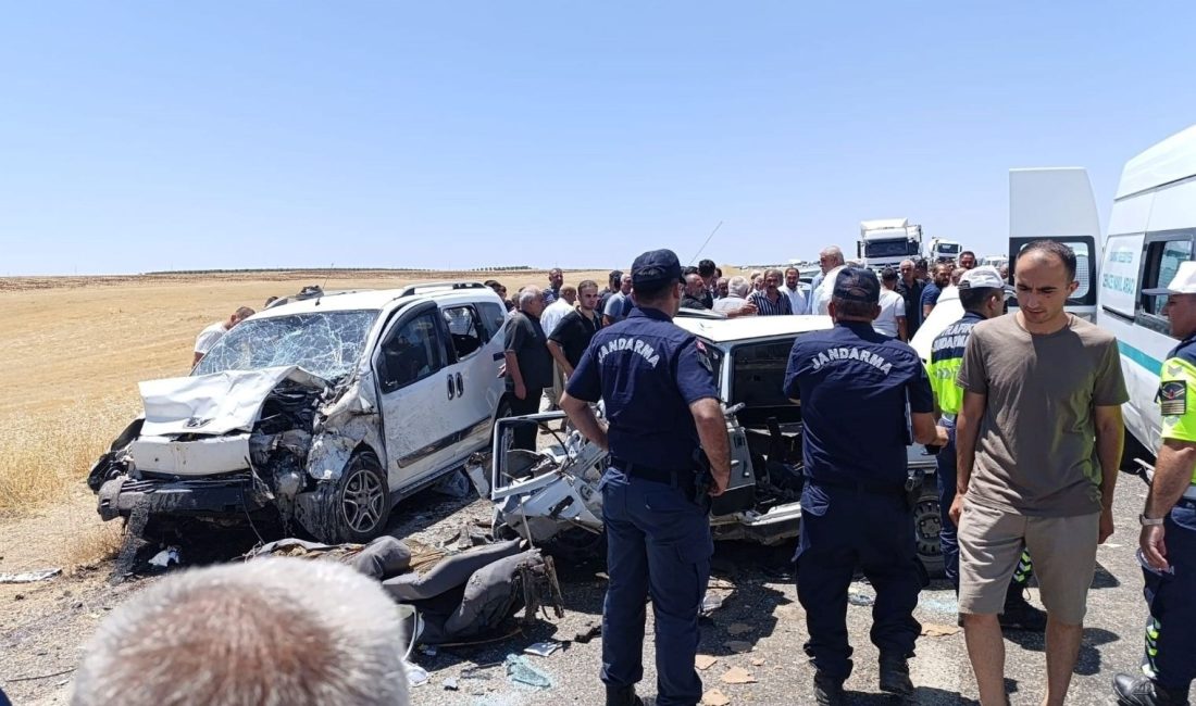 Adıyaman’da, araba ile hafif ticari aracın baş başa çarpışması sonucu
