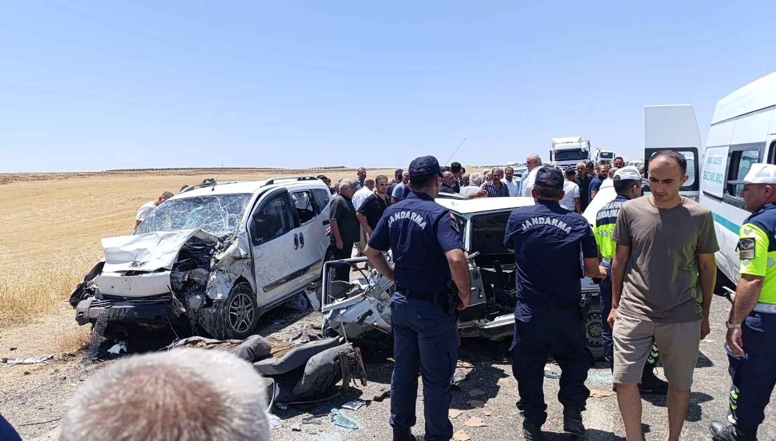 Adıyaman’da, araba ile hafif ticari aracın baş başa çarpışması sonucu