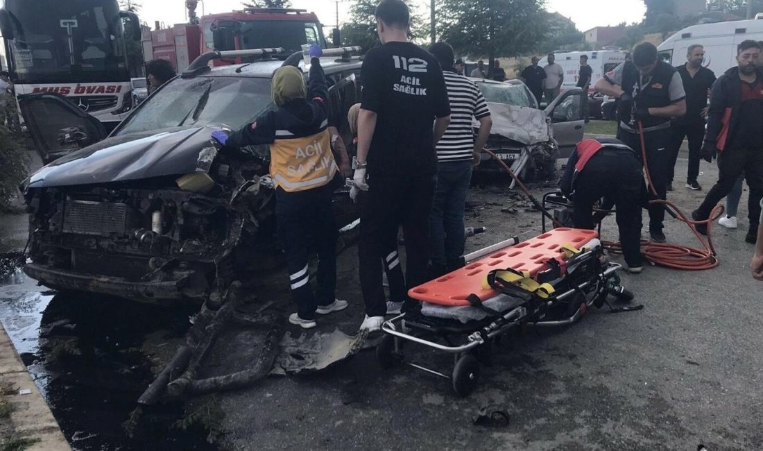 Uşak'ta karşı şeride geçen kamyonet arabayla baş başa çarpıştı. 1