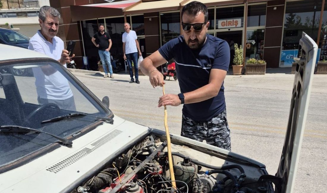Ankara'nın Polatlı ilçesinde Fatih Yavuz, arabasının motor kısmına giren yılanı