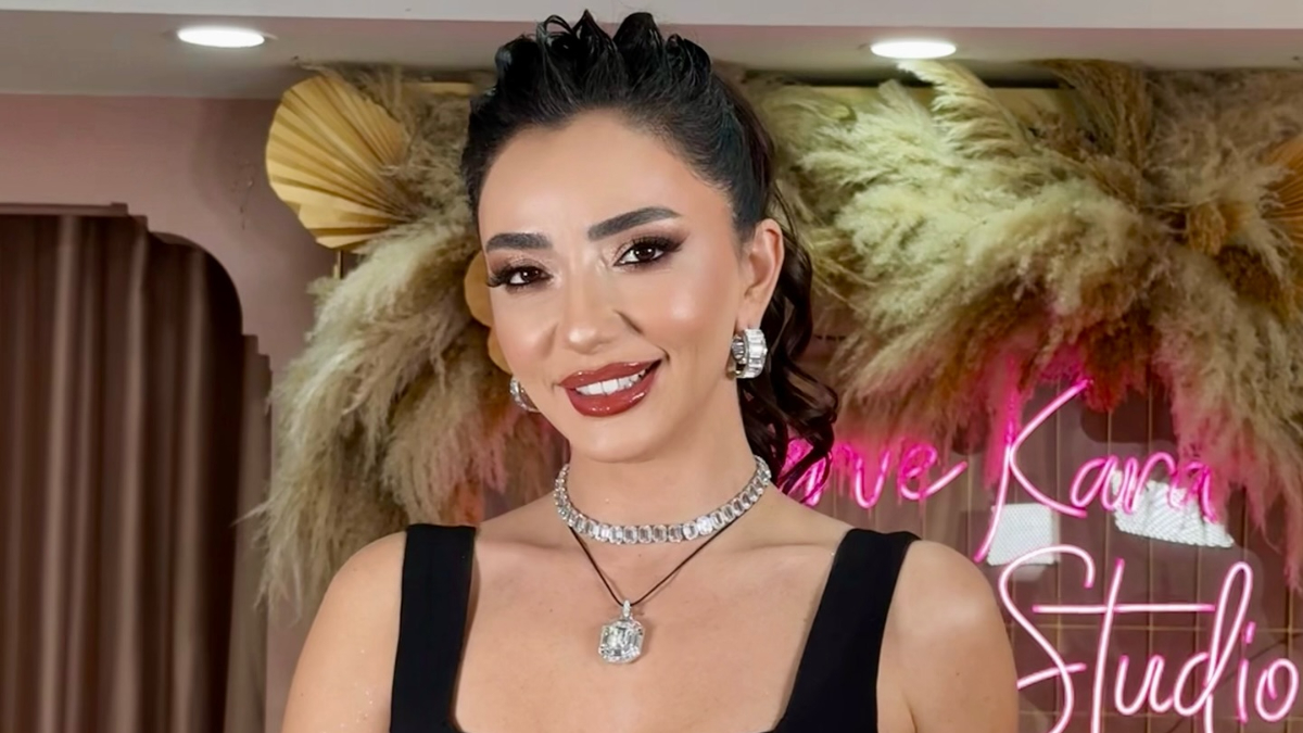 Hem şarkıcılıkta hem de oyunculukta meslek yoluna devam eden Hikaye