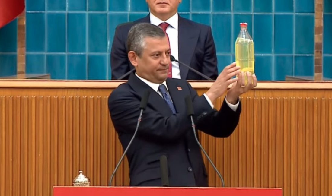 Partisinin küme toplantısında konuşan CHP Genel Başkanı Özgür Özel, kürsüden