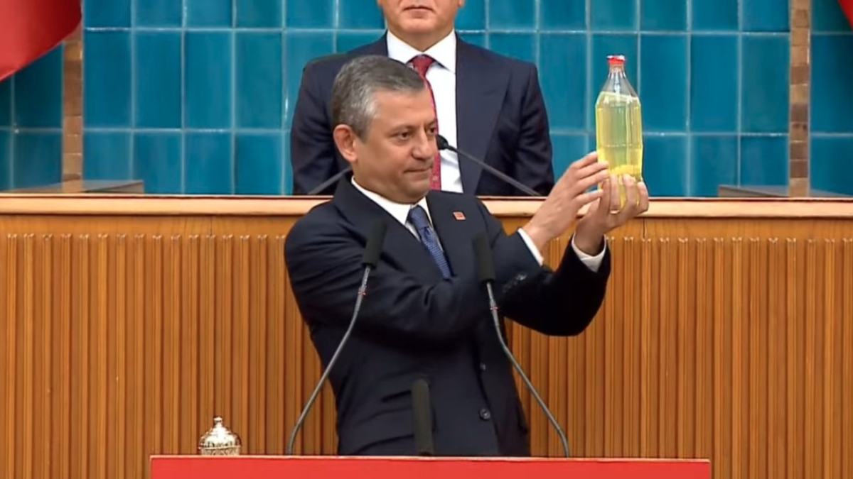 Partisinin küme toplantısında konuşan CHP Genel Başkanı Özgür Özel, kürsüden