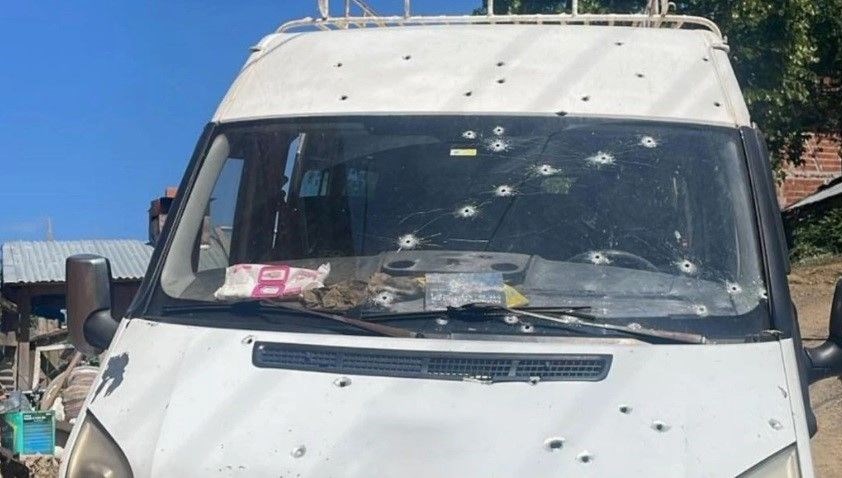 Kastamonu'da park halindeki bir minibüs kurşun yağmuruna tutuldu. Jandarma takımları