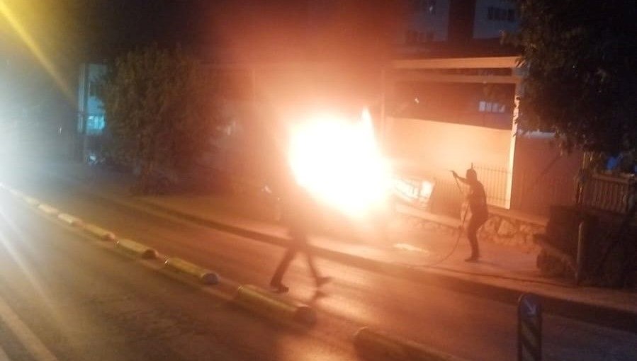 Aydın'da park halindeki otomobil alev alarak kullanılmaz hale geldi.