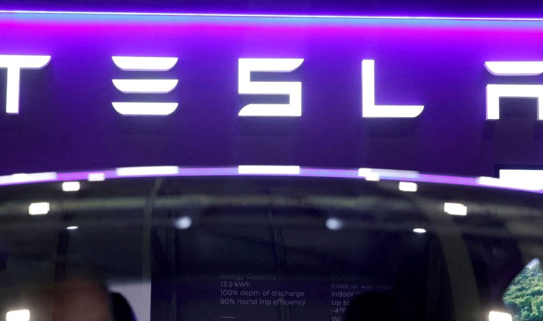 Teksas’ın Austin kentinde bir yurttaş, test sürüşündeki robotaxi’yi görüntüledi. Musk