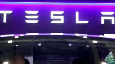 Teksas’ın Austin kentinde bir yurttaş, test sürüşündeki robotaxi’yi görüntüledi. Musk