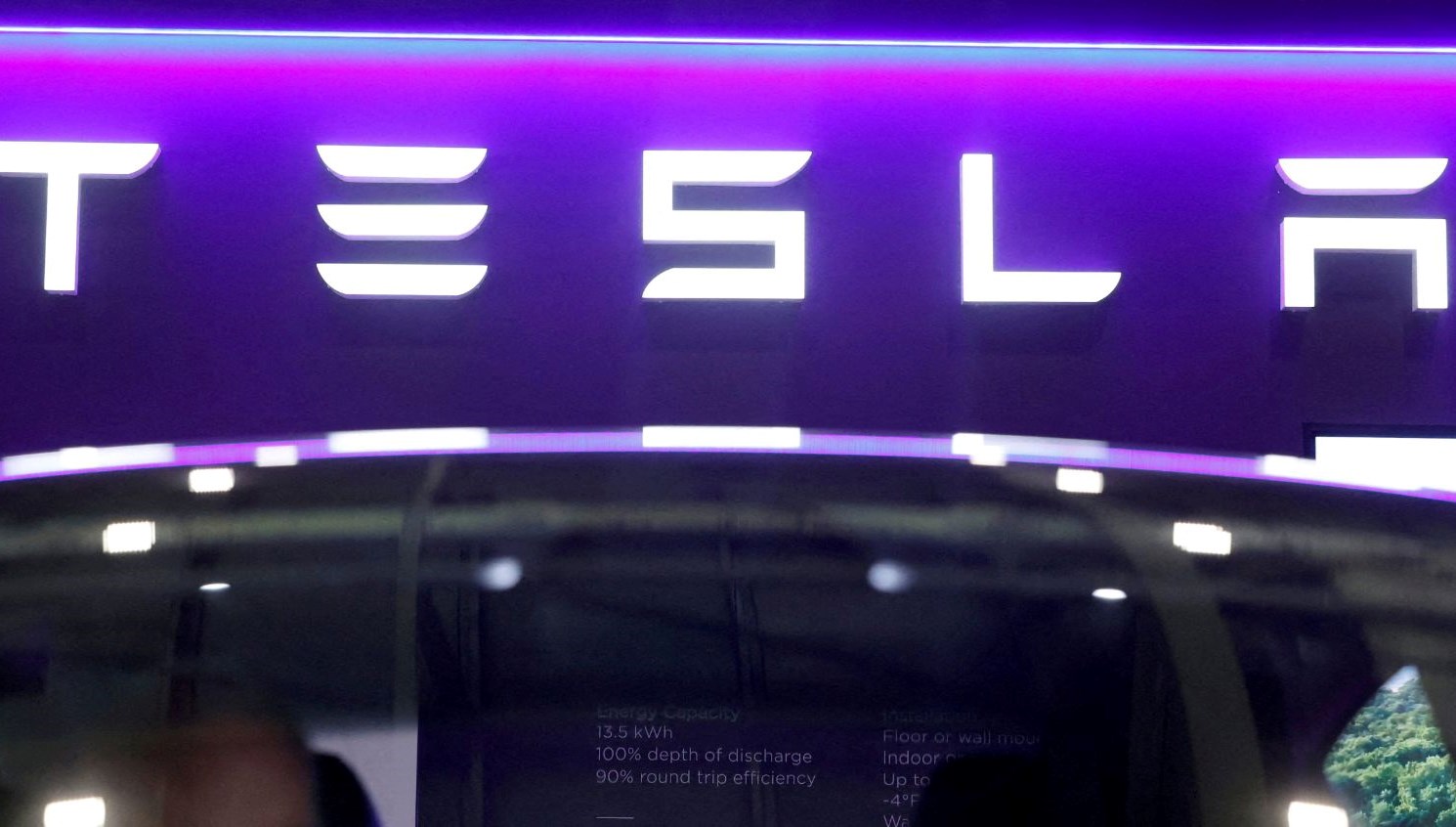 Teksas’ın Austin kentinde bir yurttaş, test sürüşündeki robotaxi’yi görüntüledi. Musk