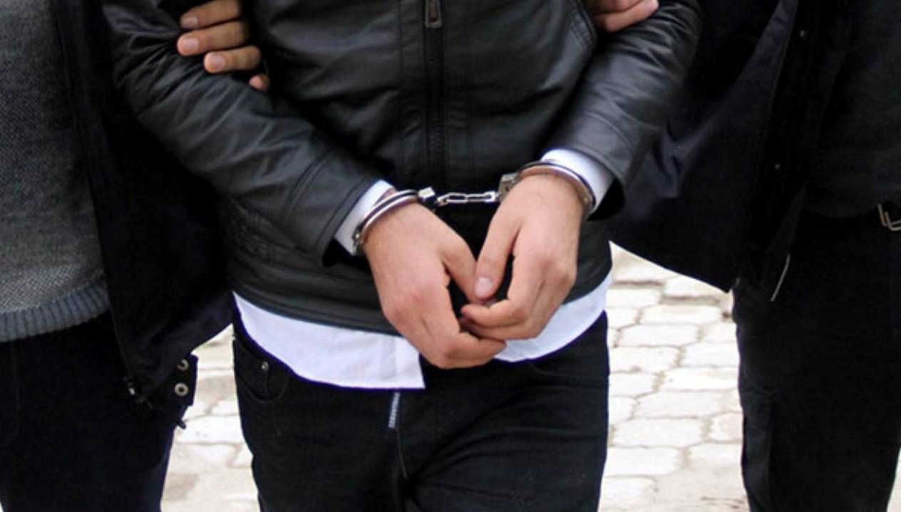 İzmir merkezli iki vilayette düzenlenen geçersiz içki operasyonunda gözaltına alınan