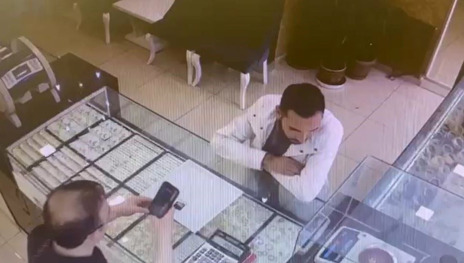 Ardahan'da kuyumcuya uydurma altın satarak dolandıran 3 kuşkulu yakalandı.