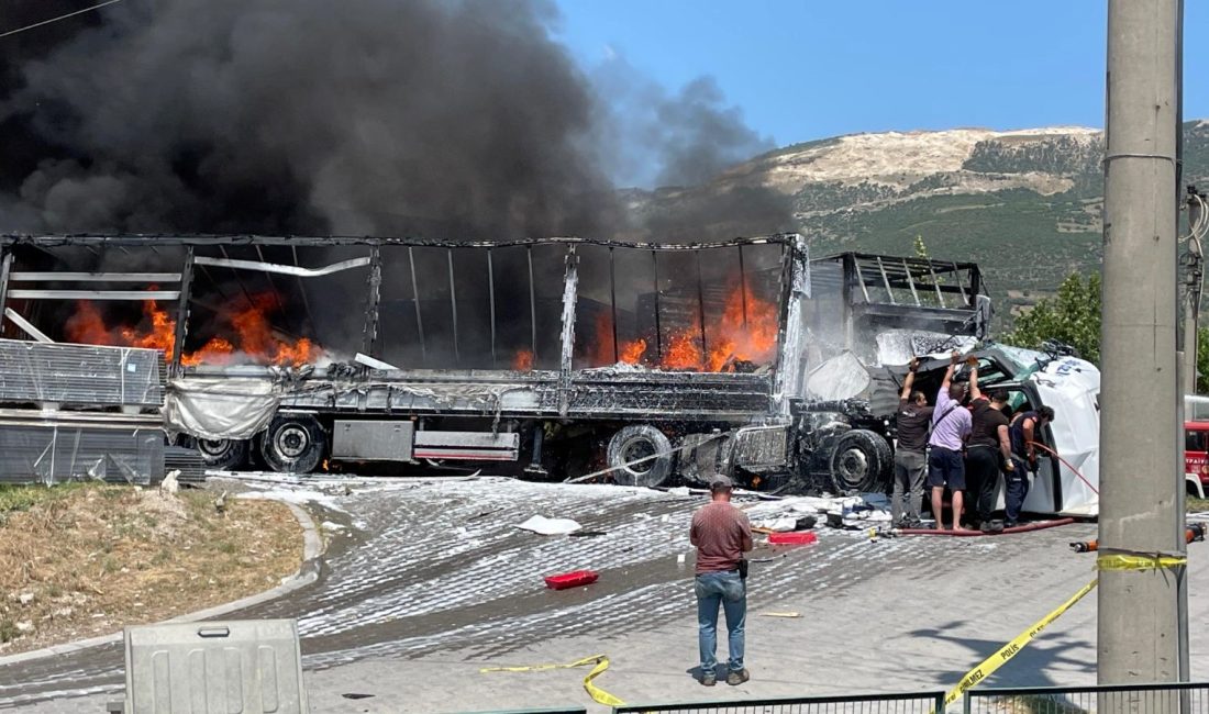 Sakarya'nın Pamukova ilçesinde üç TIR'ın karıştığı zincirleme kaza sonrası yangın