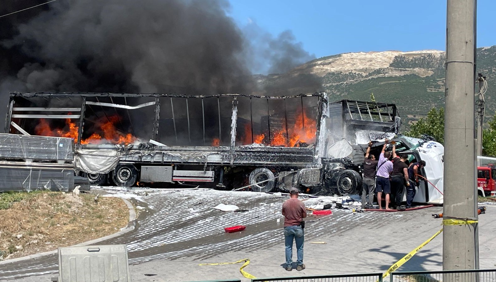 Sakarya'nın Pamukova ilçesinde üç TIR'ın karıştığı zincirleme kaza sonrası yangın