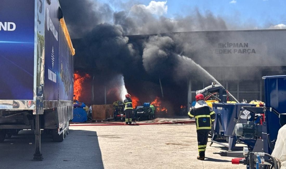 Sakarya'nın Adapazarı ilçesinde yedek modül deposunda yangın çıktı. Yangına takımların