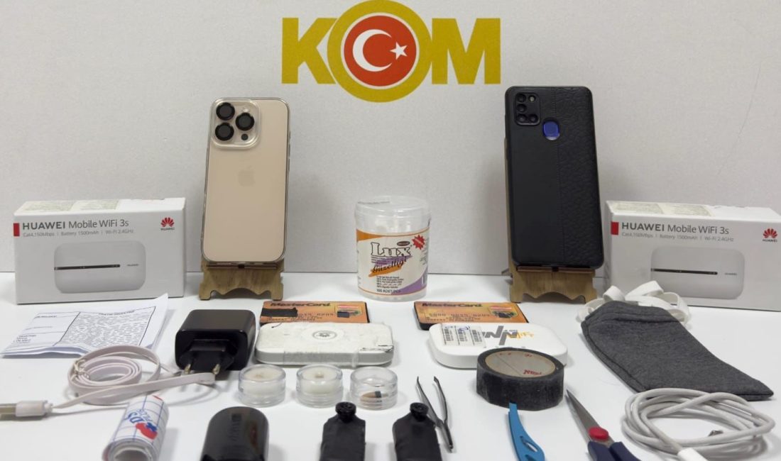 Samsun'da ehliyet imtihanına kopya düzeneğiyle giren kişi ile ona yardım