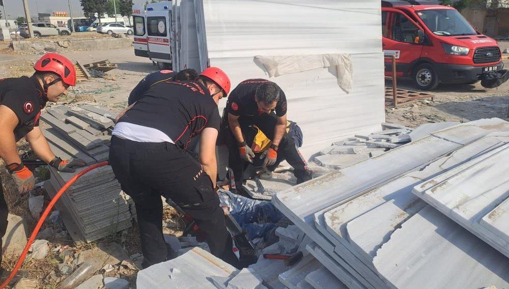 Kahramanmaraş'ta bir iş yerinde mermer bloklar devrildi. Olayda iki personel