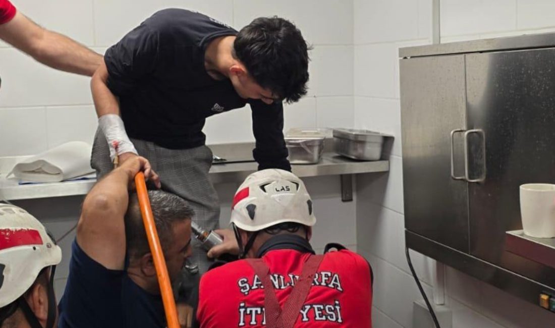 Karaköprü ilçesinde, bir vatandaş elini kaptırdığı kıyma makinesiyle birlikte götürüldüğü