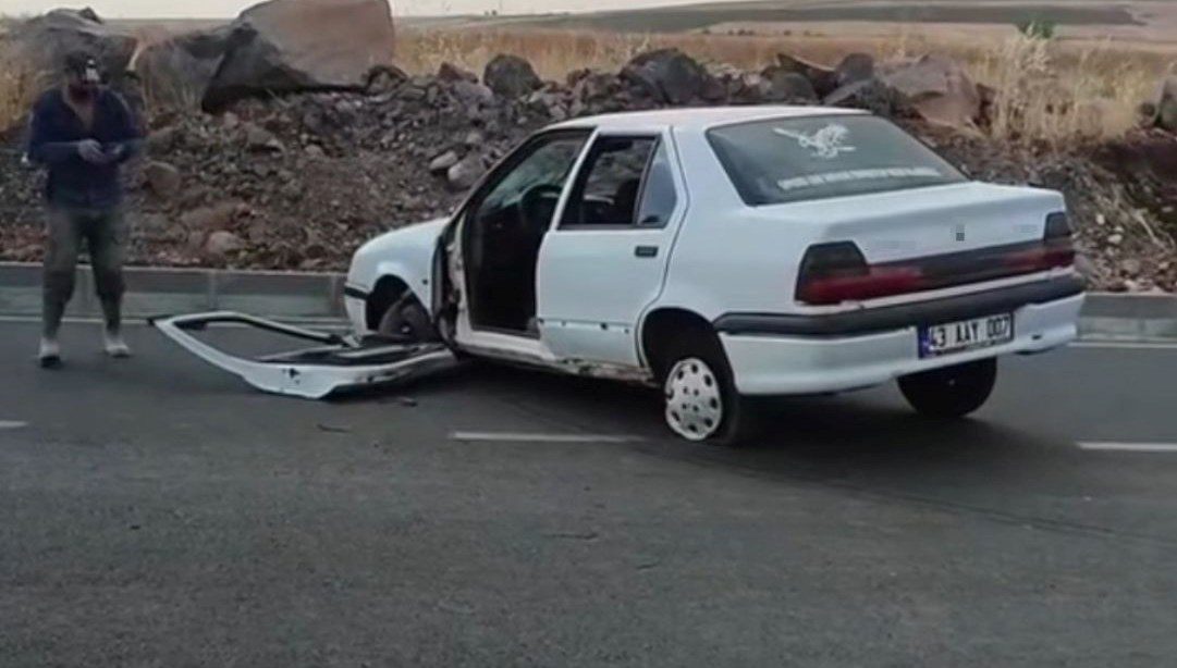 Şanlıurfa'da kontrolden çıkarak kaza yapan bir arabadaki 1 kişi yaralandı.