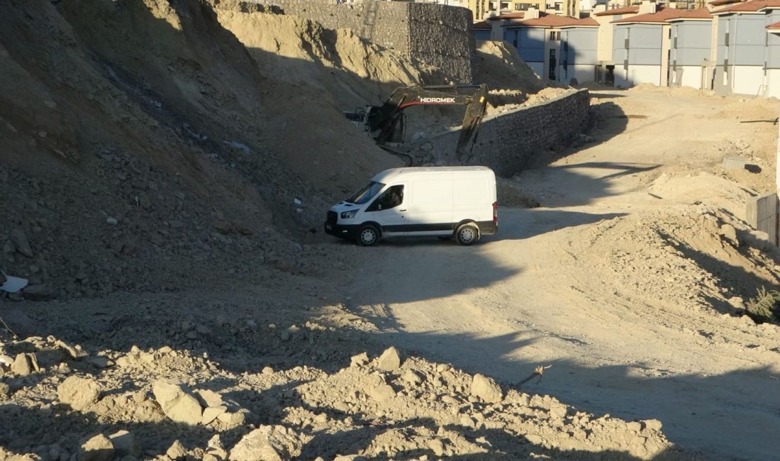 Malatya'da bir şantiye alanında hafriyat çalışmaları sırasında top mermi bulundu.