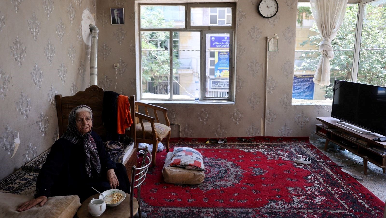 İsrail füzelerinin amacında olan Tahran'da beşerler birbirlerine sığınak olmaya başladı.