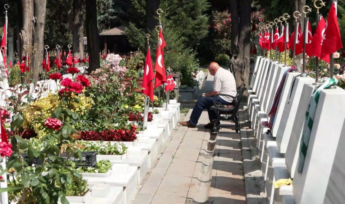 Bugün Babalar Günü... Edirnekapı Şehitliği'nde şehit çocuklarının kabirlerini ziyaret eden