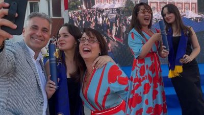 Oyuncu Sevinç Erbulak'ın kızı Zeynep Kavin Midyat liseden mezun oldu. Ünlü