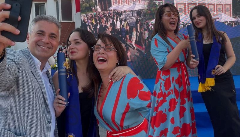 Oyuncu Sevinç Erbulak'ın kızı Zeynep Kavin Midyat liseden mezun oldu. Ünlü