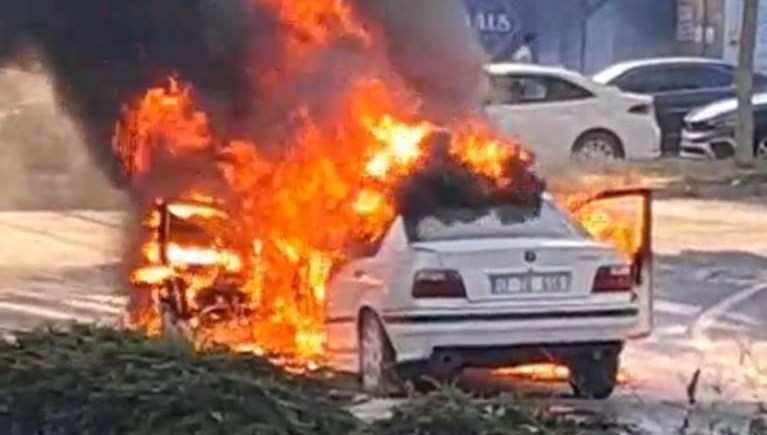 Tekirdağ'ın Çorlu ilçesinde seyir halindeki bir araba, alev aldı. LPG'li