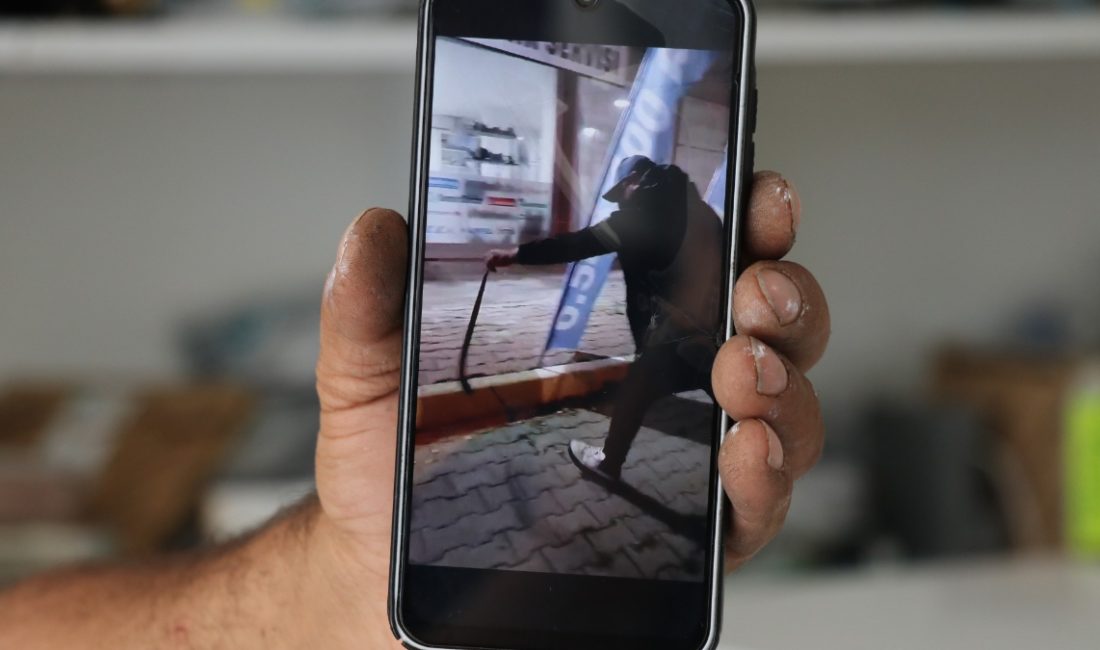 Kentte yaşayan Şafak Şimşek, iş yerinin önünde eliyle yakaladığı yılanı