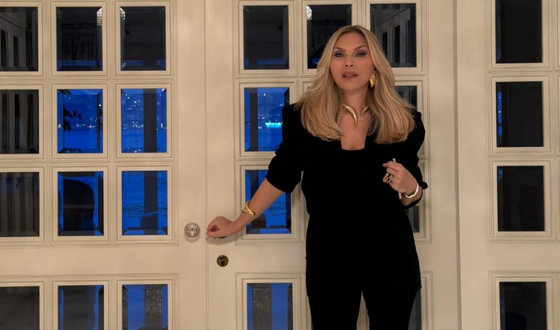 Cemiyet hayatının tanınmış simalarından İstek Sabancı, katıldığı programda dikkat çeken