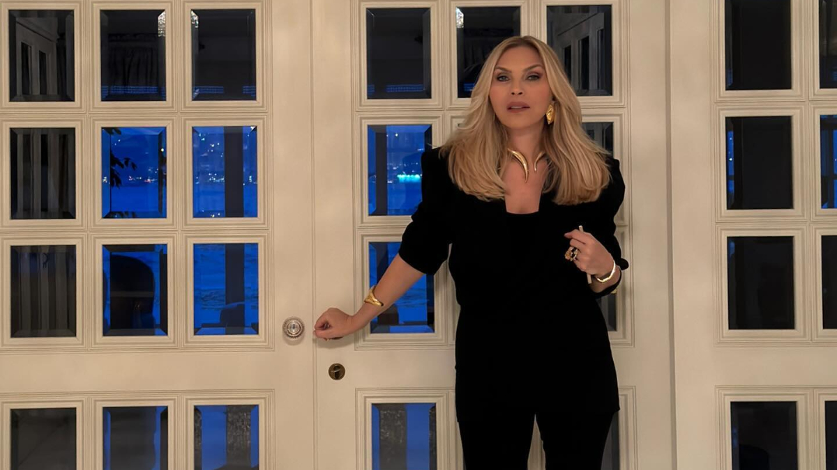 Cemiyet hayatının tanınmış simalarından İstek Sabancı, katıldığı programda dikkat çeken