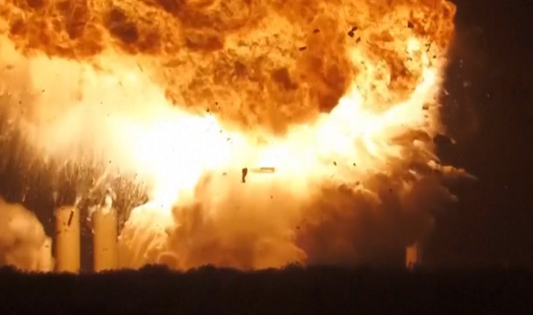 SpaceX şirketinin Starship roketi, deneme uçuşu öncesinde patladı. Şirket sahibi